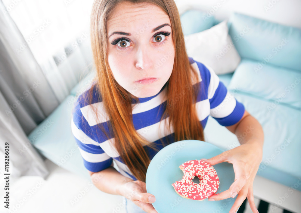 节食妇女在吃甜甜圈时被抓