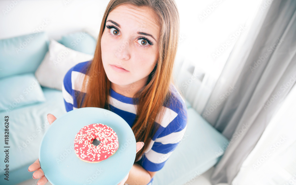 带着甜甜圈节食的女人想吃它