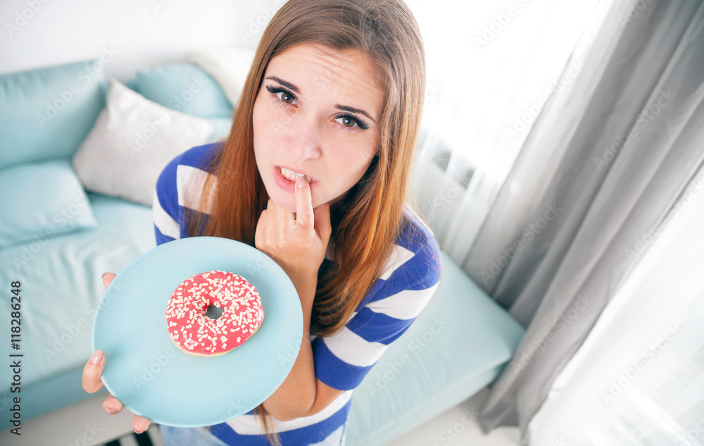 带着甜甜圈节食的女人想吃它