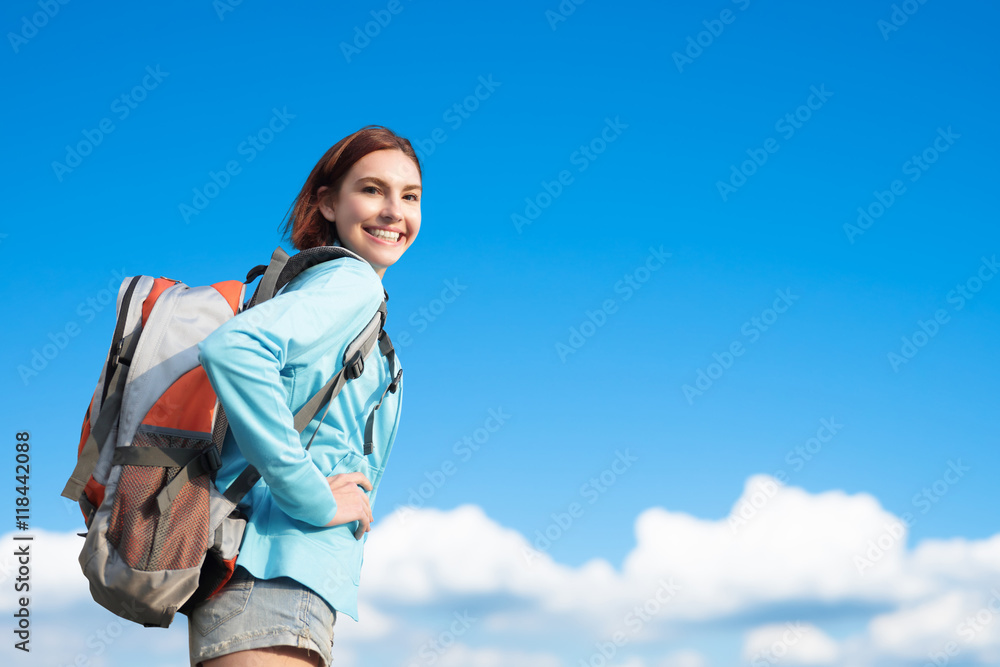 快乐的女人登山者