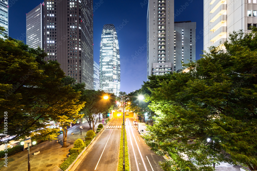 黄昏时东京市中心道路上的交通