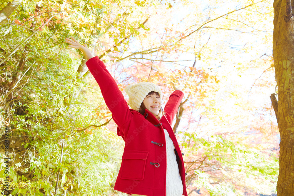 女性　深呼吸　秋の紅葉