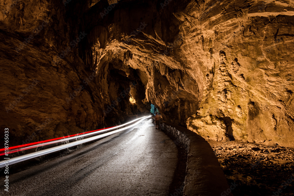 mit dem Auto passierbare  Cuevona-Höhle in Asturien (Spanien)