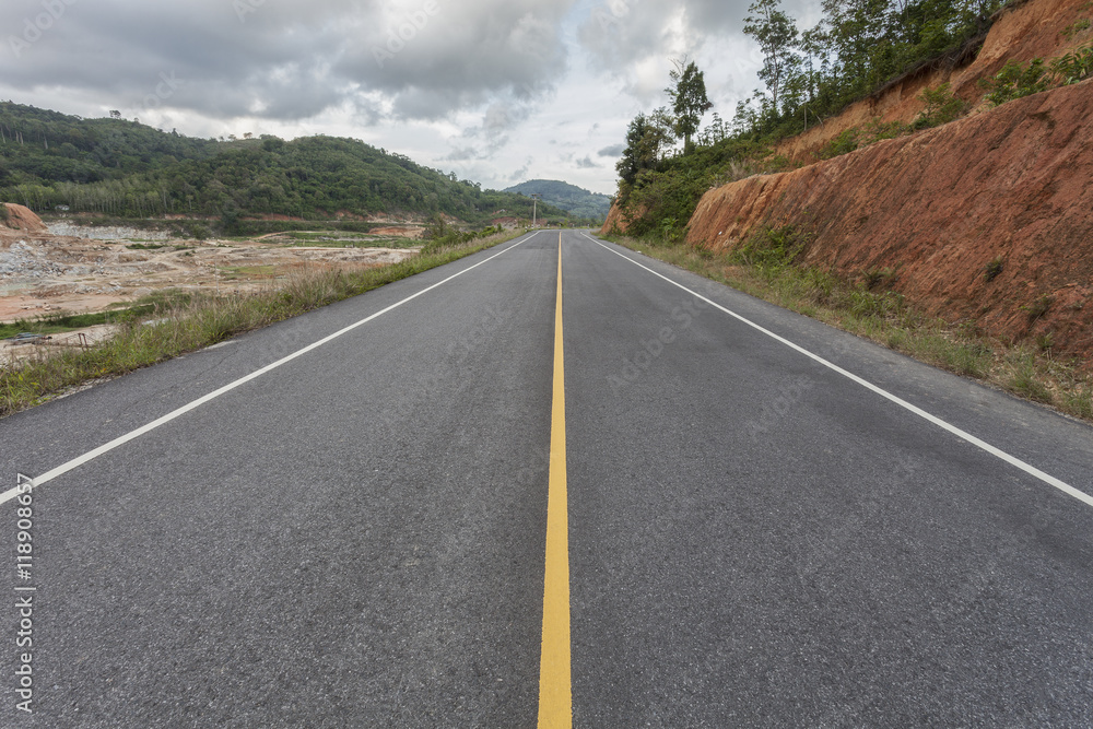 柏油路和山地林区。