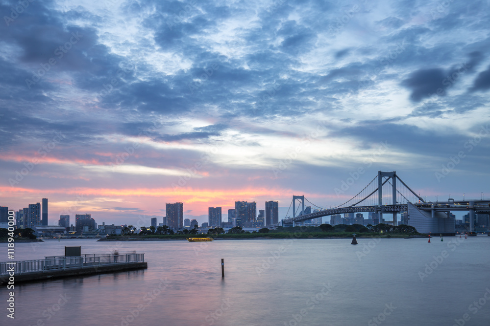 日落时从水中俯瞰东京的城市景观和天际线