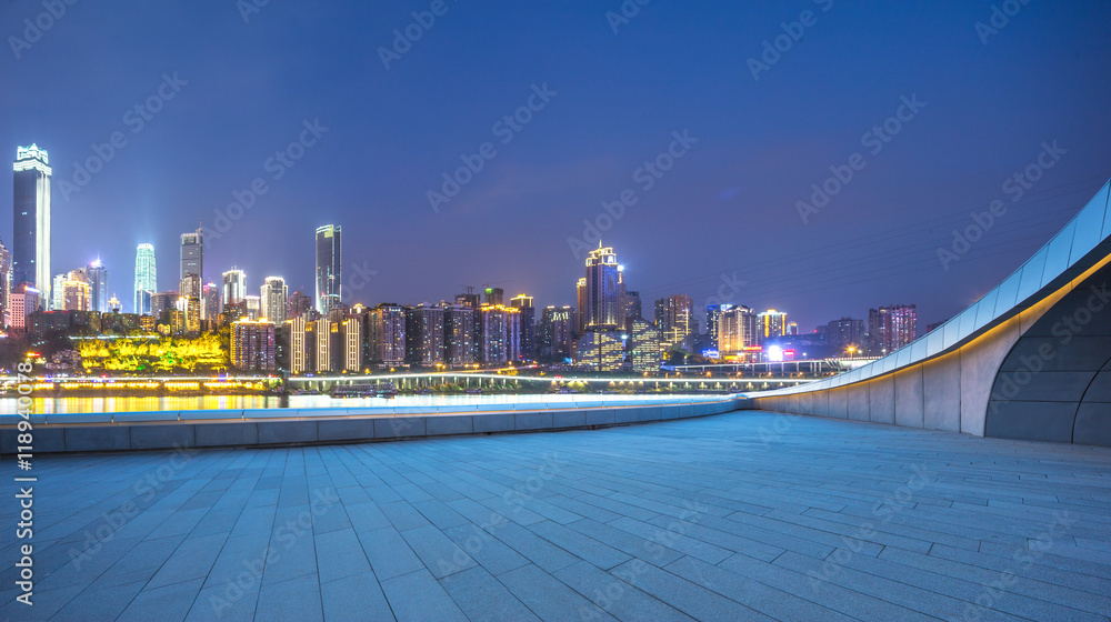 空砖地面上的重庆夜景