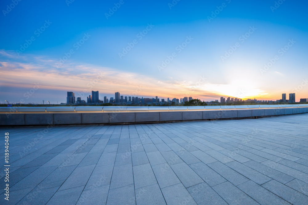 从空砖地板看哈尔滨的城市景观和天际线