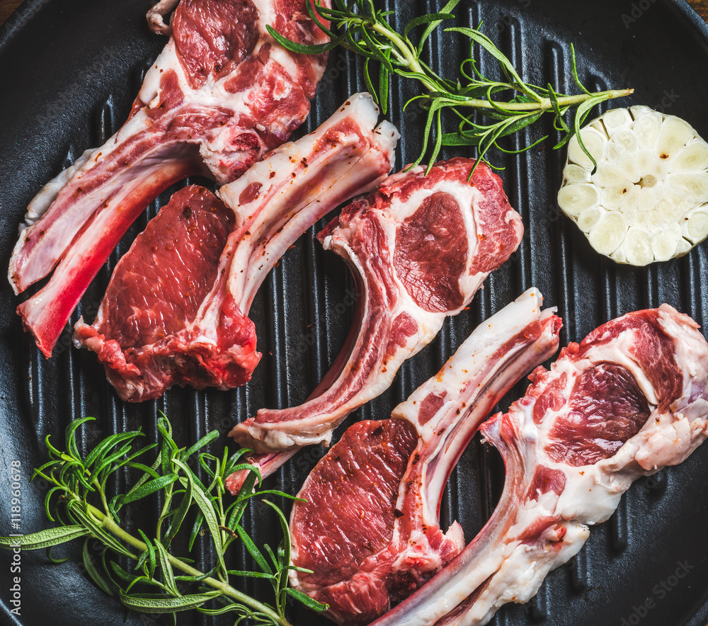 黑铁烤盘中的迷迭香和大蒜生生羊肉排，俯视图，方形c