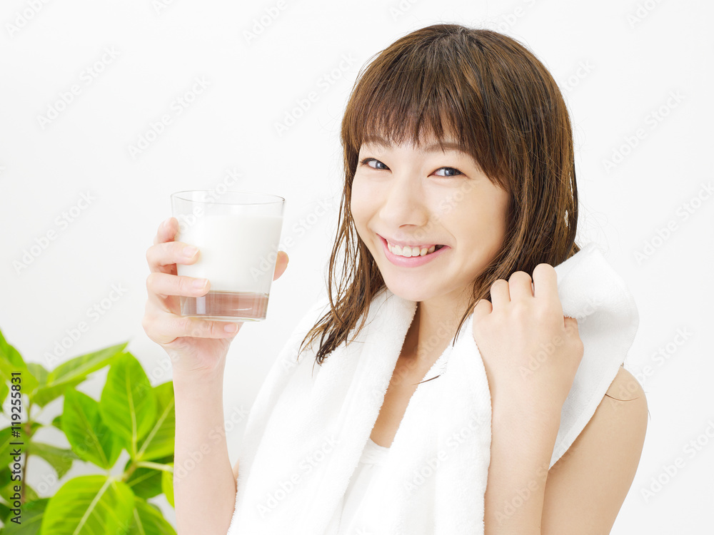 牛乳を飲む女性