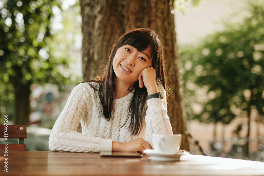 年轻女子在户外咖啡馆放松