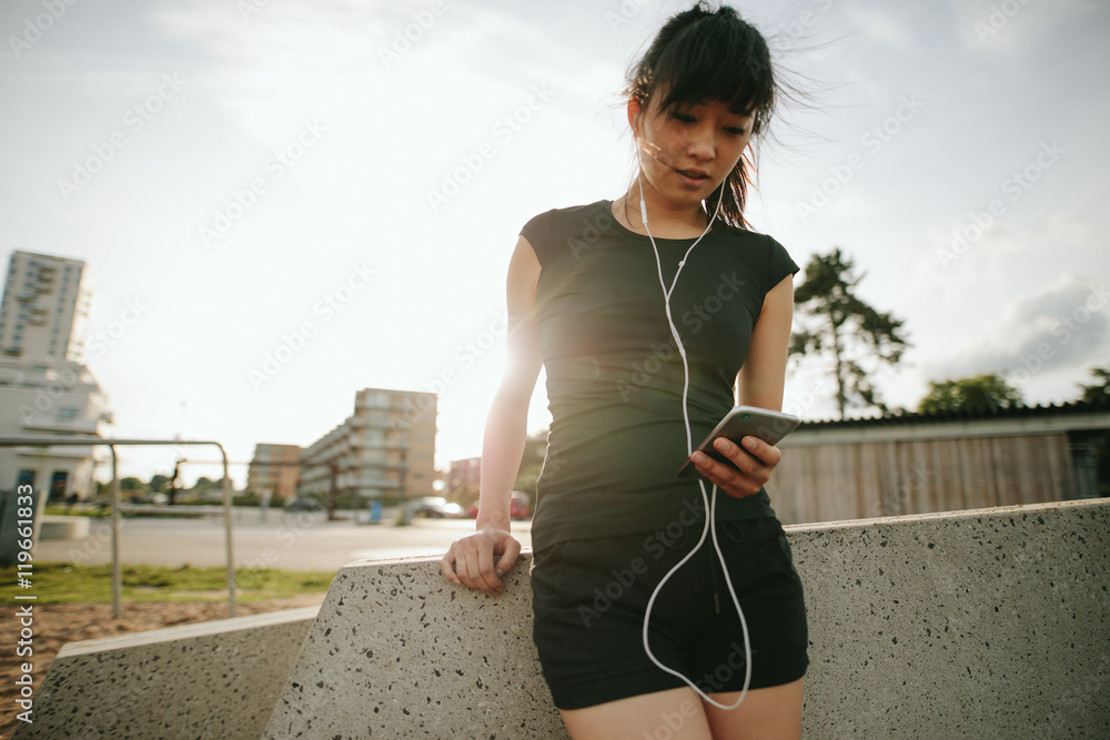 高加索女性在户外跑步后休息