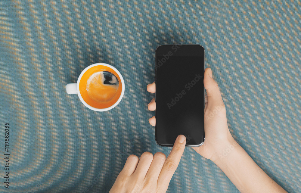 Smartphone in mano pausa caffè