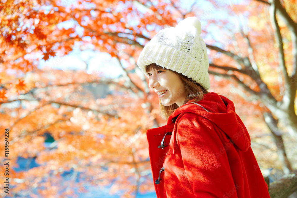 紅葉狩りする女性