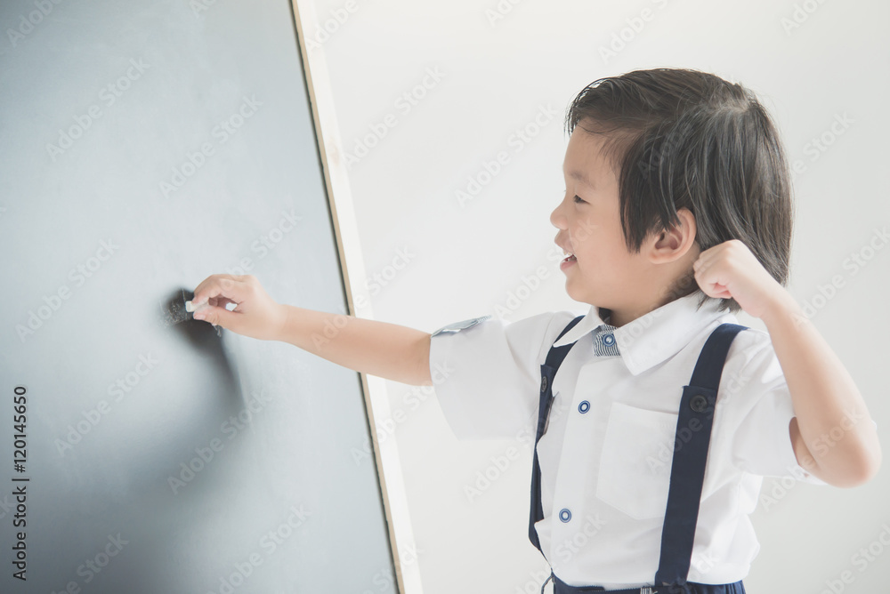 孩子在黑板上写字