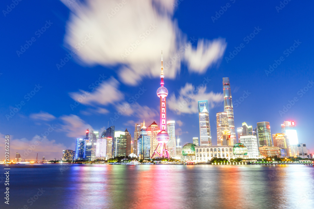 美丽的上海城市天际线和夜晚的黄浦江，中国