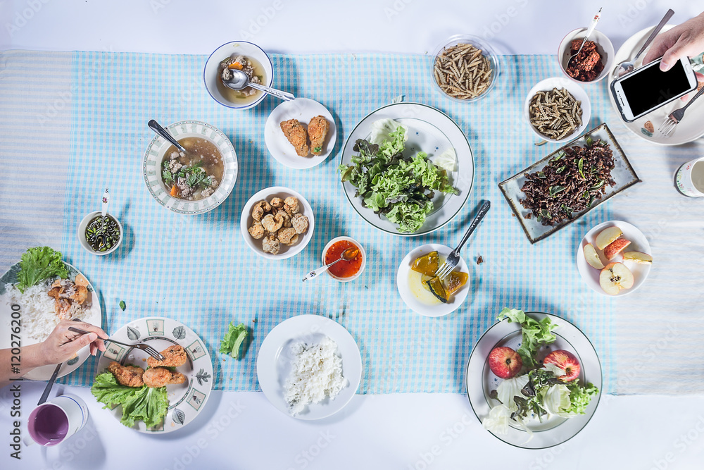 人们一起吃食物的俯视图。