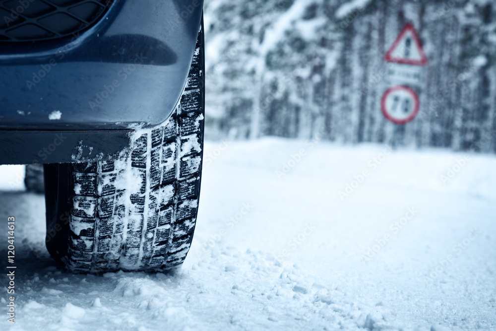 冬季道路上的汽车轮胎被雪覆盖