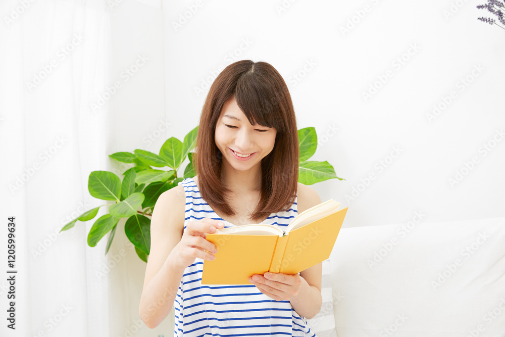 女性　読書　リビング