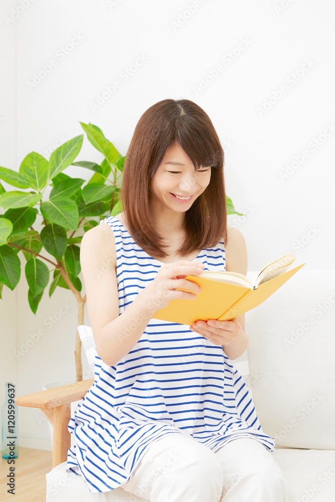 女性　読書　リビング