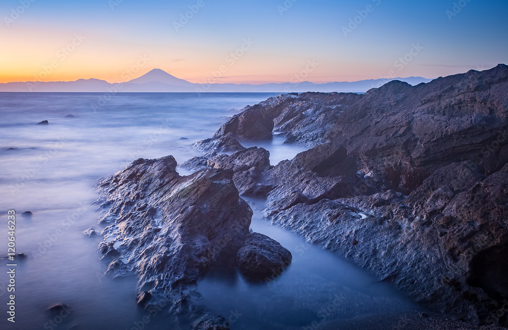 从神奈川县东岛看冬季的富士山和大海