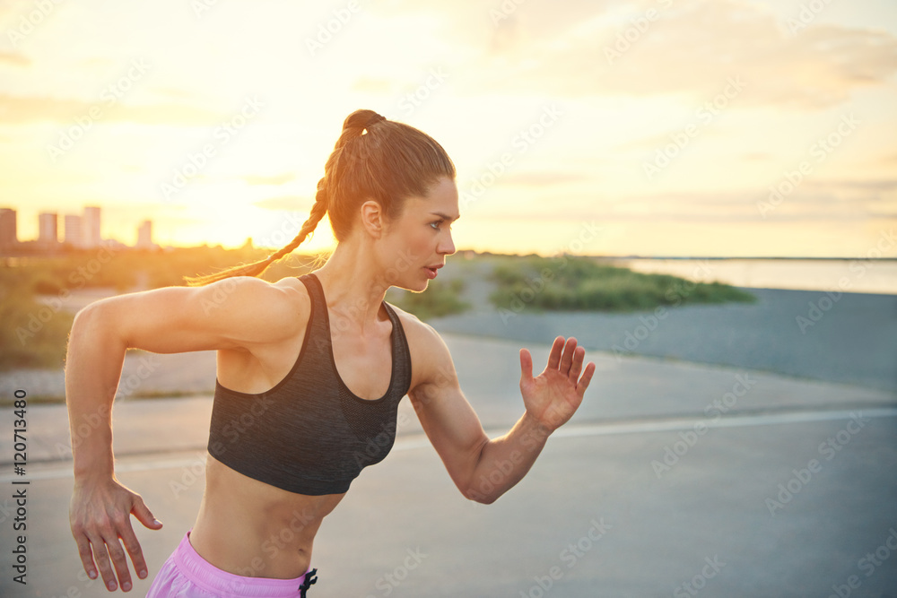 年轻女子短跑运动员进行计时赛