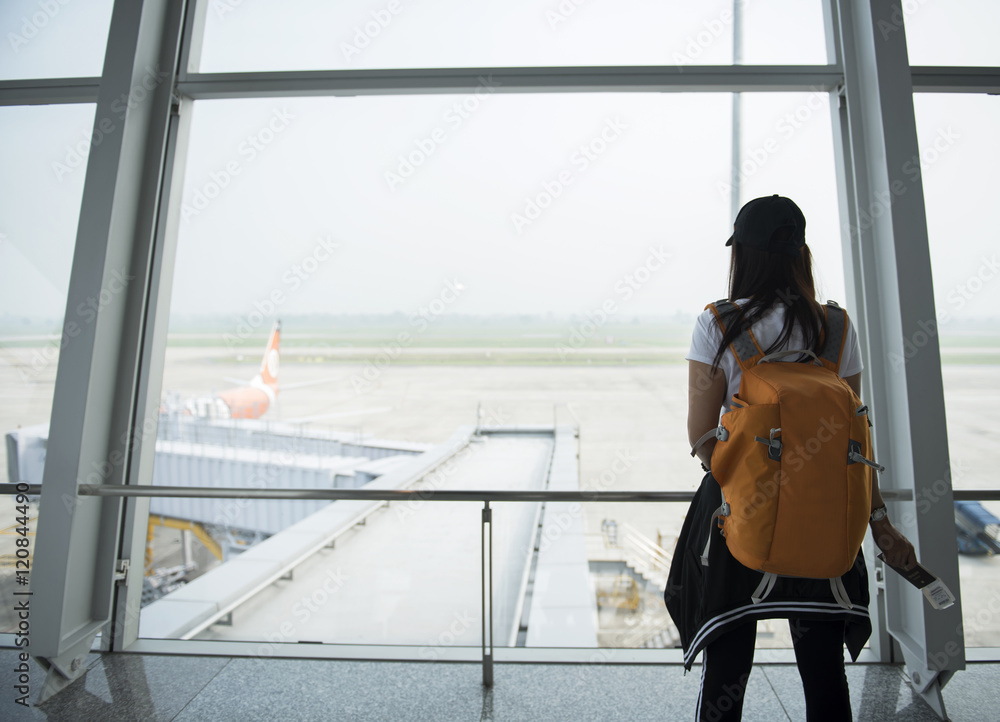 机场窗口的女旅客。