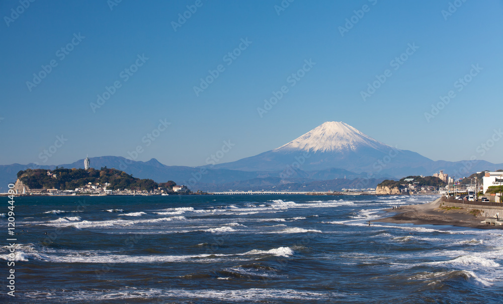 日本神奈川县相模湾秋季的富士山和大海