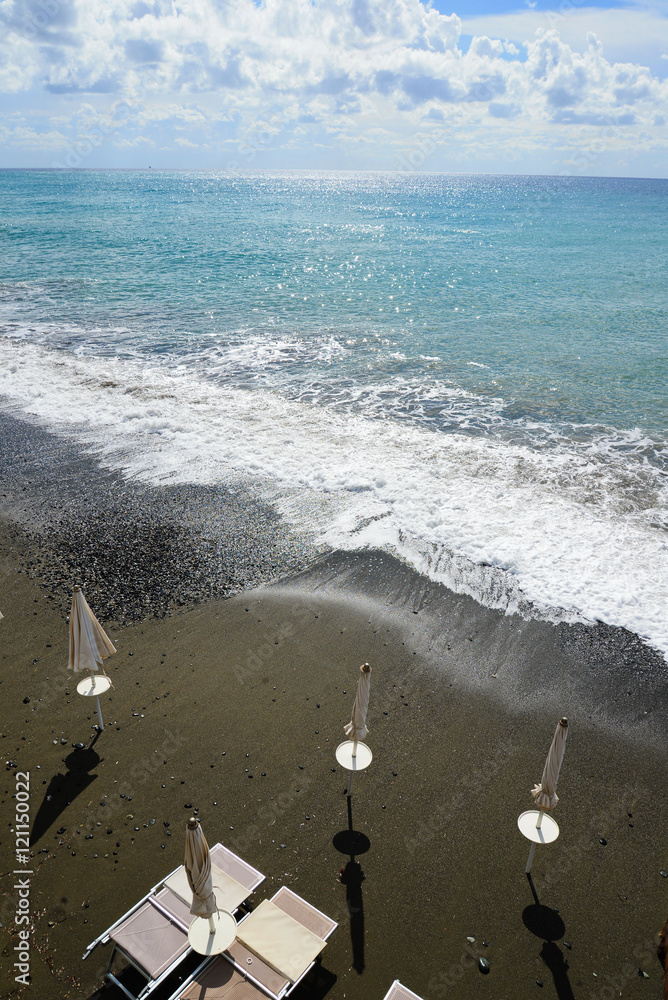 海边空着沙滩床和沙滩伞