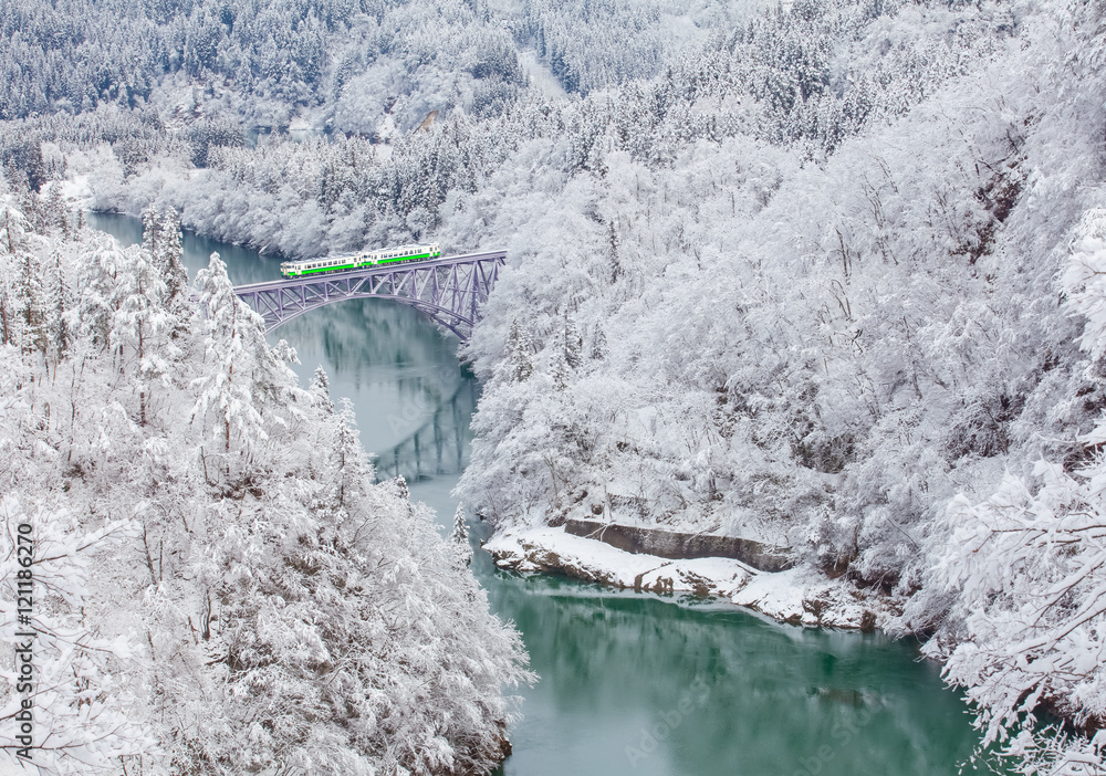 日本福岛县三岛镇冬季有当地火车的山和雪