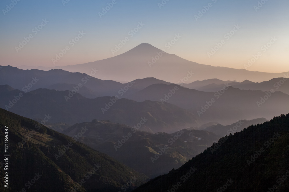 静冈县高山上秋天富士山日出的美丽时刻