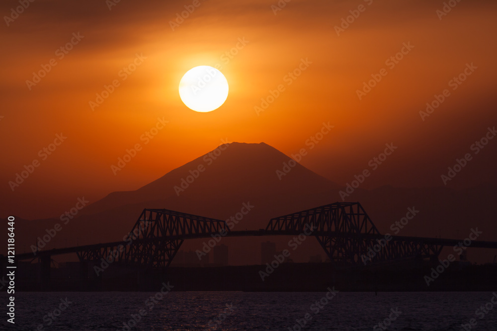 Diamond Fuji , View of the setting sun meeting the summit of Mt. Fuji