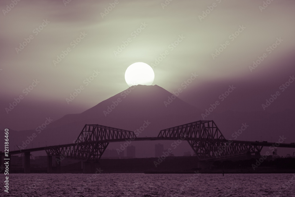 Diamond Fuji , View of the setting sun meeting the summit of Mt. Fuji