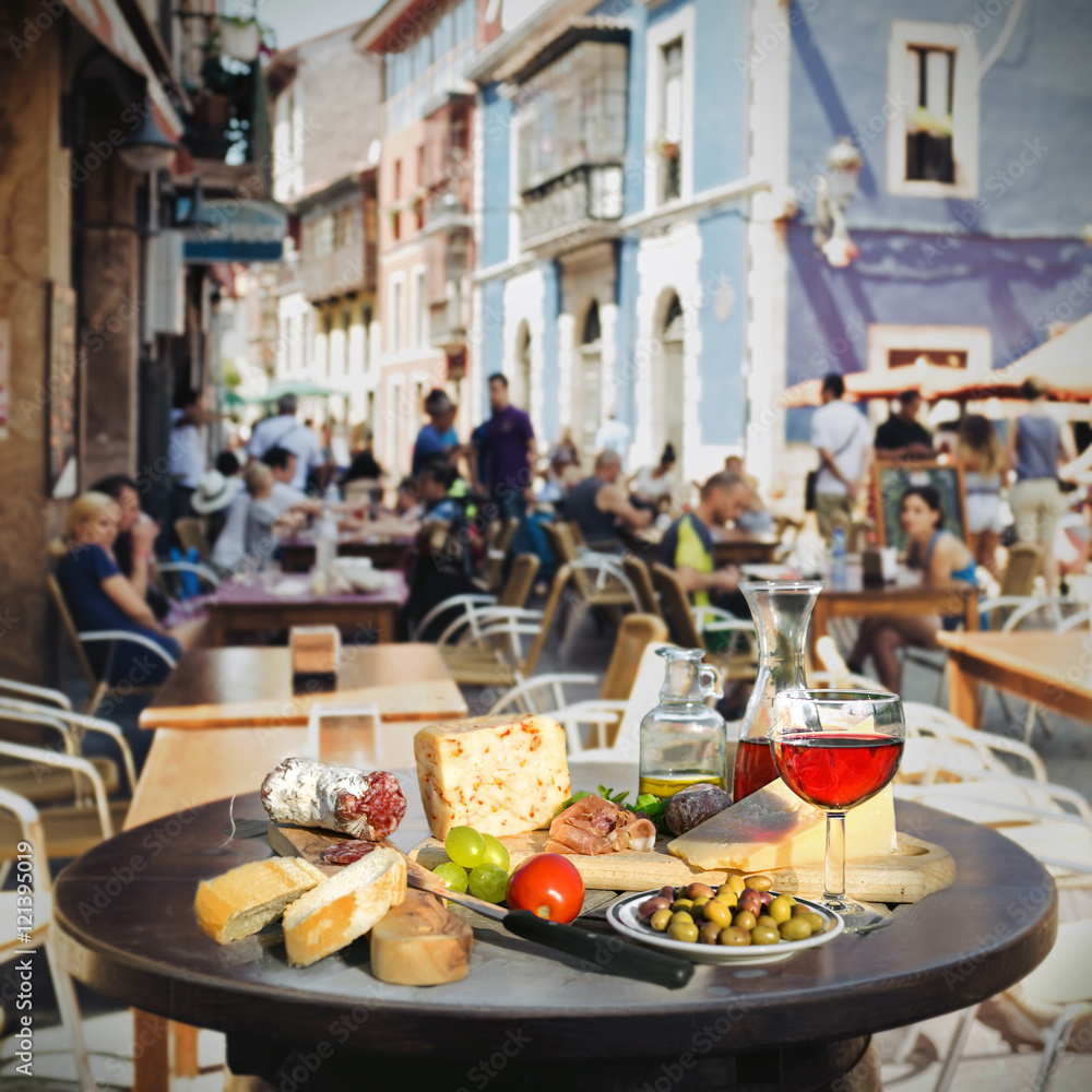 Tapas (Antipasti) an einem Stehtisch in einer Gasse in Spanien (Asturien)