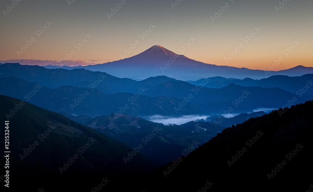 静冈县高山上秋天富士山日出的美丽时刻