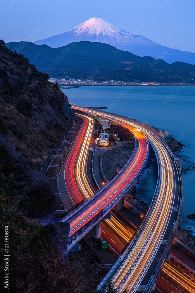 静冈县汤井高速公路和骏河湾与富士山的夜晚……