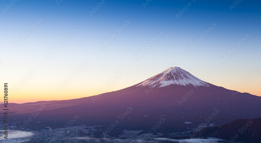 富士山和河口湖，秋季薄雾弥漫