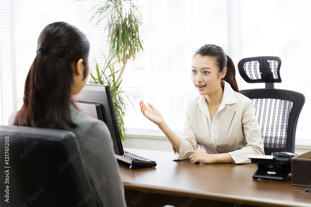 亚洲女商人在现代办公室交谈