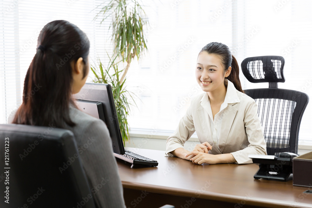 亚洲女商人在现代办公室交谈