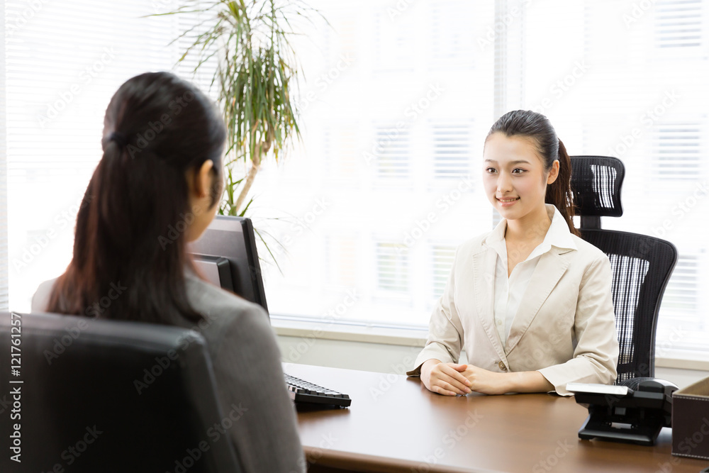 亚洲女商人在现代办公室交谈