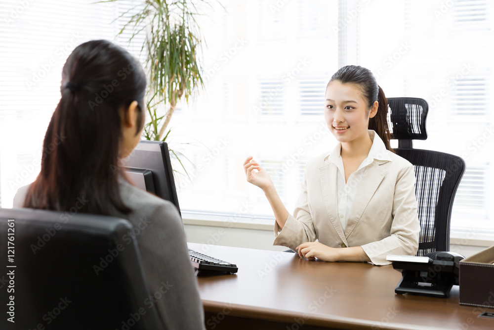 亚洲女商人在现代办公室交谈