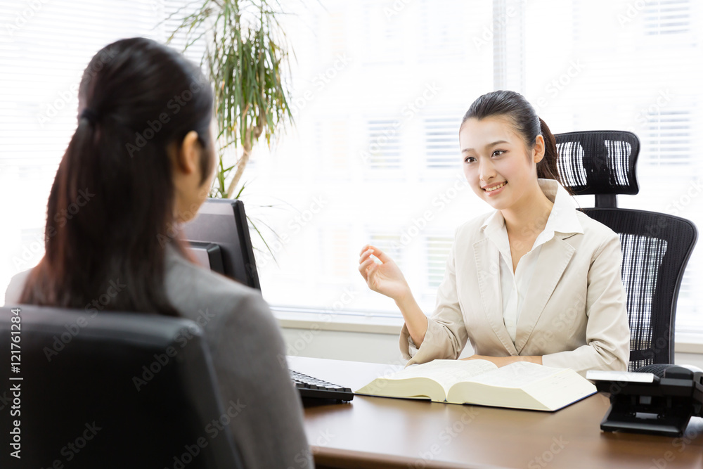 亚洲女商人在现代办公室里交谈