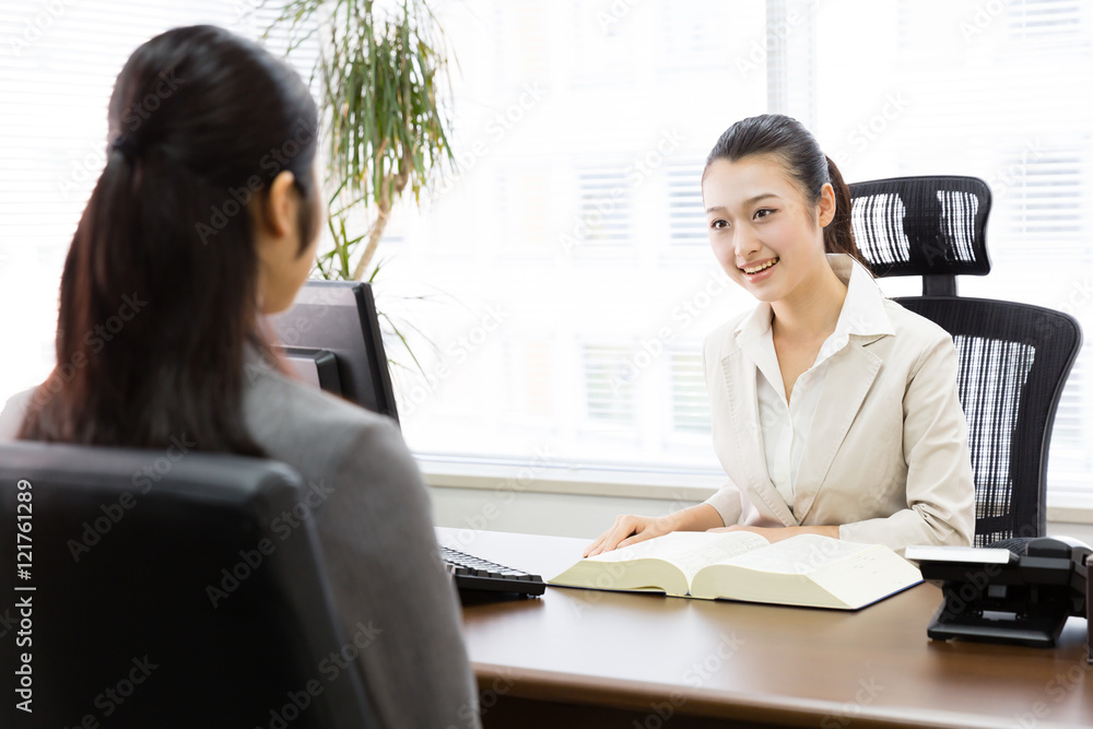 亚洲女商人在现代办公室交谈