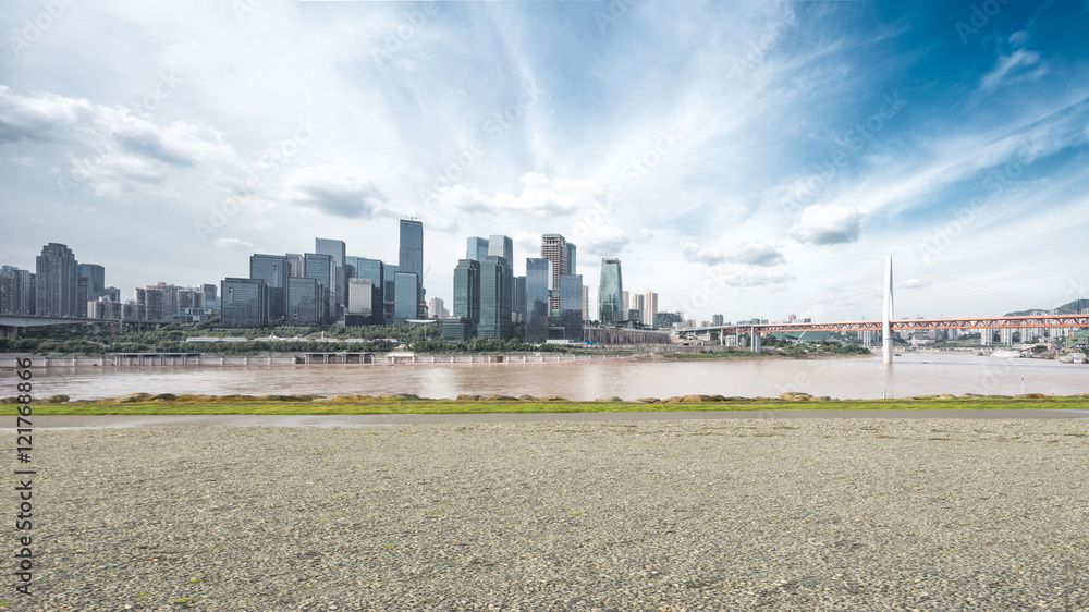 从空旷的地面看重庆的城市景观和天际线