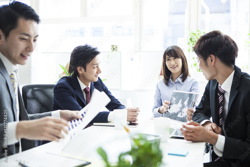 四位年轻的商人在一间明亮的办公室里会面