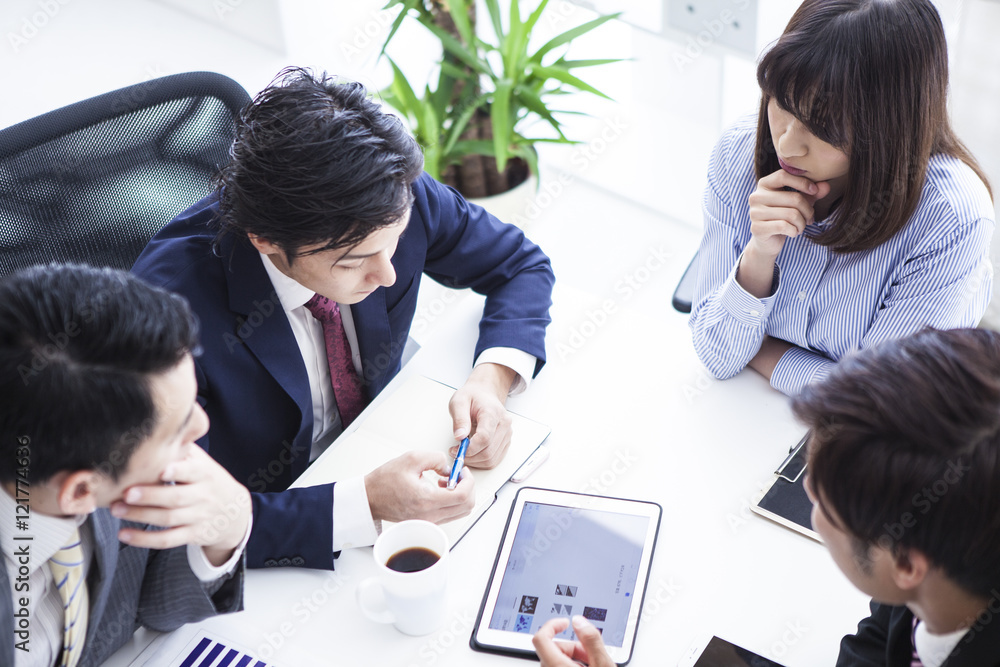 四位年轻的商人正在办公室开会