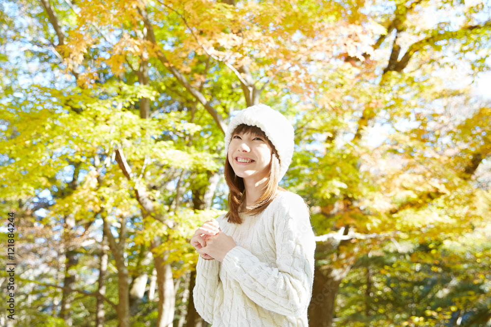 笑顔の女性　紅葉背景