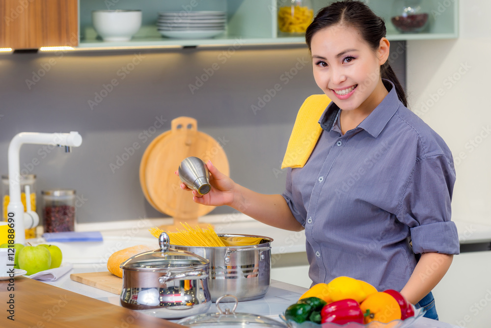 女人在厨房做饭