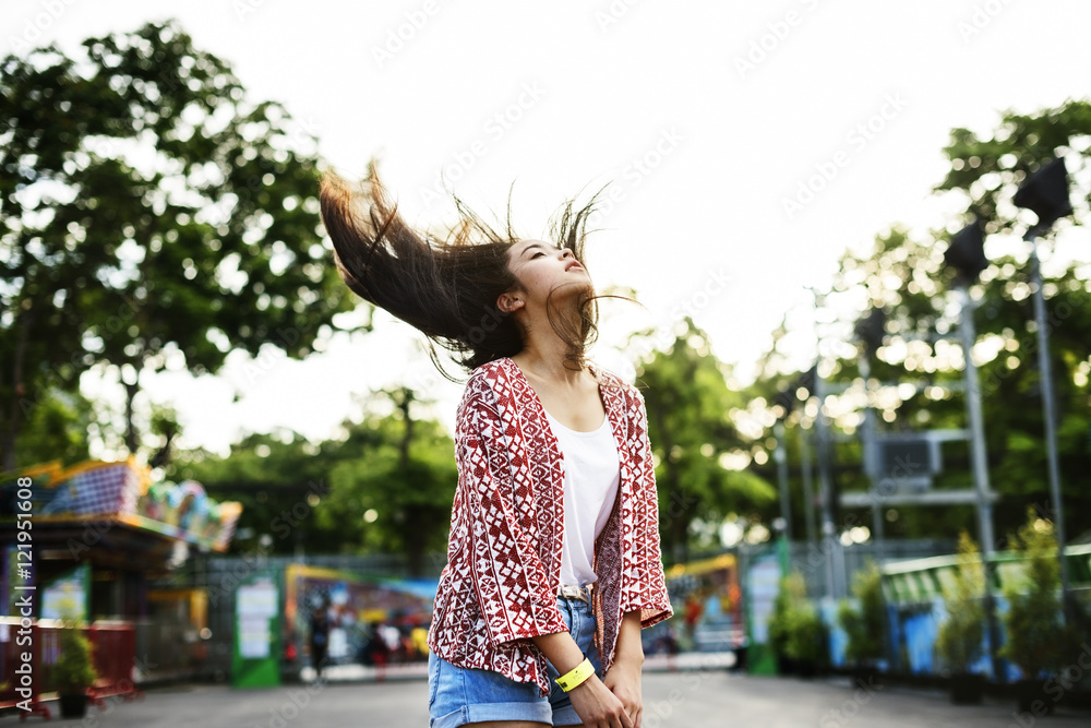 年轻女孩甩头发狂欢节欢乐快乐概念