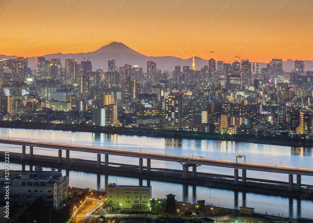 日落时分的富士山和东京城市景观