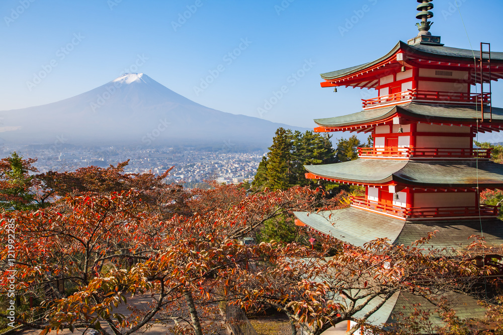 Chureito宝塔和富士山，早晨有秋叶